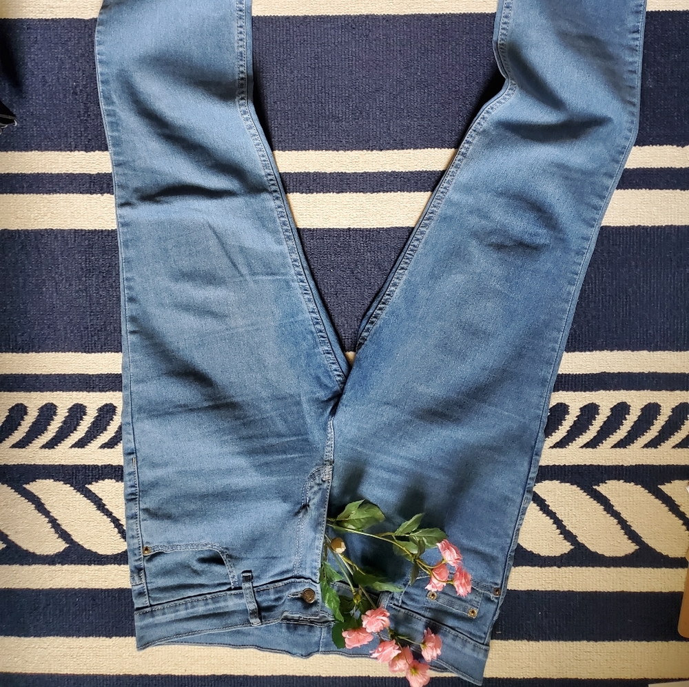 Light Levi's High Rise Jeans - Picture 8 of 9